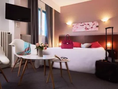 Hotel Logis Grand D'orléans 3*