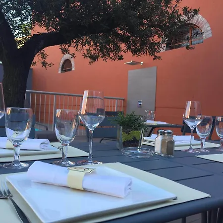 Logis Grand D'orleans Hotel