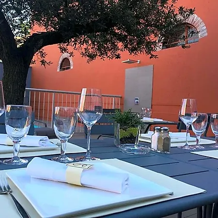 호텔 Logis Grand D'orleans Et Restaurant Le Goulu