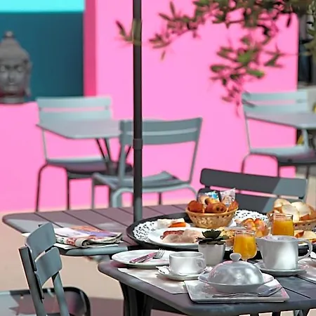 호텔 Logis Grand D'orleans Et Restaurant Le Goulu 3*