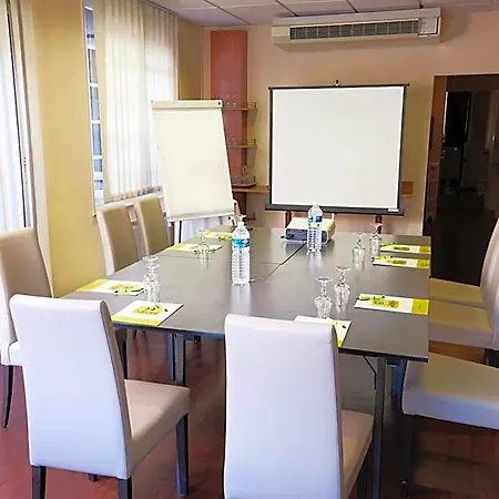 Hotel Logis Grand D'orleans Et Restaurant Le Goulu 3*