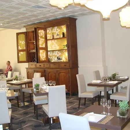 Hotel Logis Grand D'orléans 3*