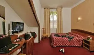 Logis Grand D'orleans Hotel 3*